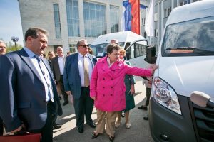 СВЕТЛАНСветлана Орлова: «Уверена, наш подарок принесёт радость многим людям, живущим и работающим на благо России на селе»А ОРЛОВА: «УВЕРЕНА, НАШ ПОДАРОК ПРИНЕСЁТ РАДОСТЬ МНОГИМ ЛЮДЯМ, ЖИВУЩИМ И РАБОТАЮЩИМ НА БЛАГО РОССИИ НА СЕЛЕ» 11 мая во Владимире, на площади у областного Дворца культуры и искусства прошла торжественная церемония передачи в муниципальные образования региона пяти специализированных микроавтобусов, оснащенных оборудованием для работы передвижных клубных учреждений. По одному автоклубу отправились в Александровский, Камешковский, Кольчугинский, Петушинский и Суздальский районы. В мероприятии приняли участие Губернатор Светлана Орлова, её заместитель Михаил Колков, главный федеральный инспектор Сергей Мамеев, председатель Законодательного Собрания Владимир Киселев, его заместитель Ольга Хохлова, руководители структурных подразделений областной администрации, делегации из муниципальных образований региона. «Сегодня мы передаем пять новых микроавтобусов районам, наиболее активно развивающим выездную культурно-досуговую деятельность, где в даже самых отдаленных небольших деревнях организуются выступления творческих коллективов и праздники, - подчеркнула Губернатор Светлана Орлова. - Задачу расширения доступности социальной инфраструктуры для жителей села поставил Президент Владимир Владимирович Путин в Послании Федеральному Собранию. Очень важно, чтобы жители всех уголков региона имели возможность прикоснуться к достижениям нашей культуры». Напомним, Правительством России в декабре 2017 года Владимирской области был выделен федеральный грант за достижение высоких показателей в социально-экономическом развитии. Размер финансовой поддержки составил почти 463 млн рублей. Более 80 млн рублей из этих средств по решению Губернатора Светланы Орловой были направлены на развитие сферы культуры, как одного из приоритетных направлений: на укрепление материально-технической базы учреждений культуры региона, на реализацию творческих проектов, а также на обеспечение территорий специализированным автотранспортом для выездных культурных акций в самых отдаленных уголках. Благодаря дополнительному финансированию в размере 8 млн рублей из средств федерального гранта были приобретены пять автоклубов, которые передаются муниципальным образованиям Владимирской области, наиболее активно развивающим выездную деятельность творческих самодеятельных коллективов на селе. Светлана Орлова отметила, что за последние три года передвижными клубными учреждениями региона проведено около 3 тысяч мероприятий, в которых приняли участие более 150 тыс. человек в удаленных селах и деревнях, не имеющих стационарных Домов культуры и клубов. Было проведено 180 концертов, фестивалей и творческих акций для ветеранов Великой Отечественной войны. «Уверена, наш подарок расширит географию выездных мероприятий, выведет на качественно новый уровень культурные акции и подарит радость многим людям, живущим и работающим на благо России в сельской местности» - резюмировала Светлана Орлова. В свою очередь главы районов и работники культуры выразили огромную благодарность Губернатору Светлане Орловой за такой подарок. Они подчеркнули, что он поможет артистам нести их творчество в самые отдалённые уголки области. Было особо отмечено, что такого важного и полезного подарка культура муниципальных районов ещё не получала. В рамках церемонии передачи микроавтобусов муниципалитетам также прошел концерт, участие в котором приняли ведущие творческие коллективы территорий, в которые отправились автоклубы. Пресс-служба администрации области