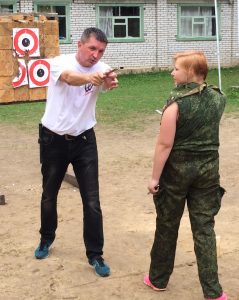 В гостях у своих друзей.