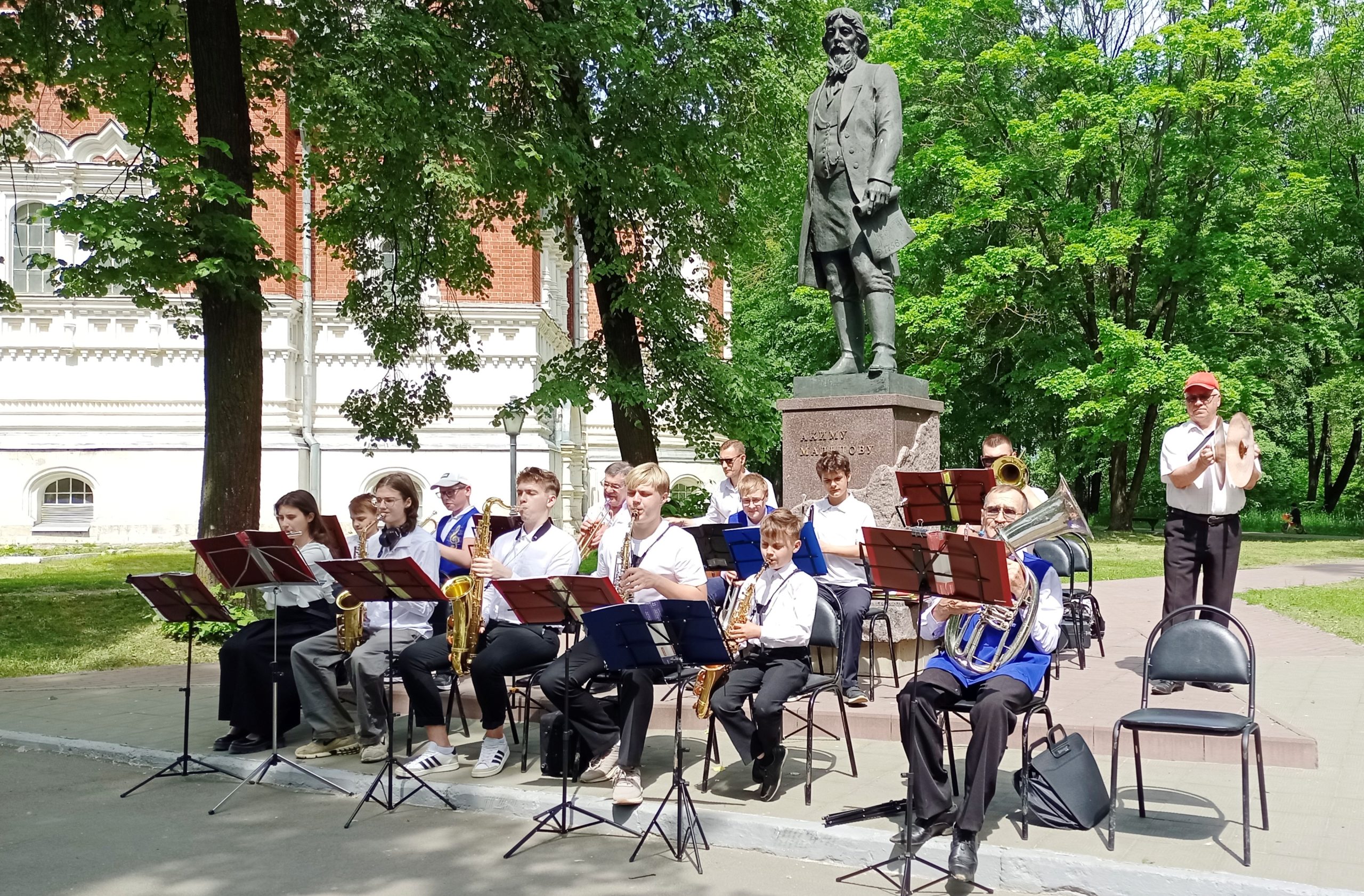 Первый концерт духовой музыки в сквере у Музея хрусталя им. Мальцовых  состоялся! | Гусевские вести | Gusmedia.ru